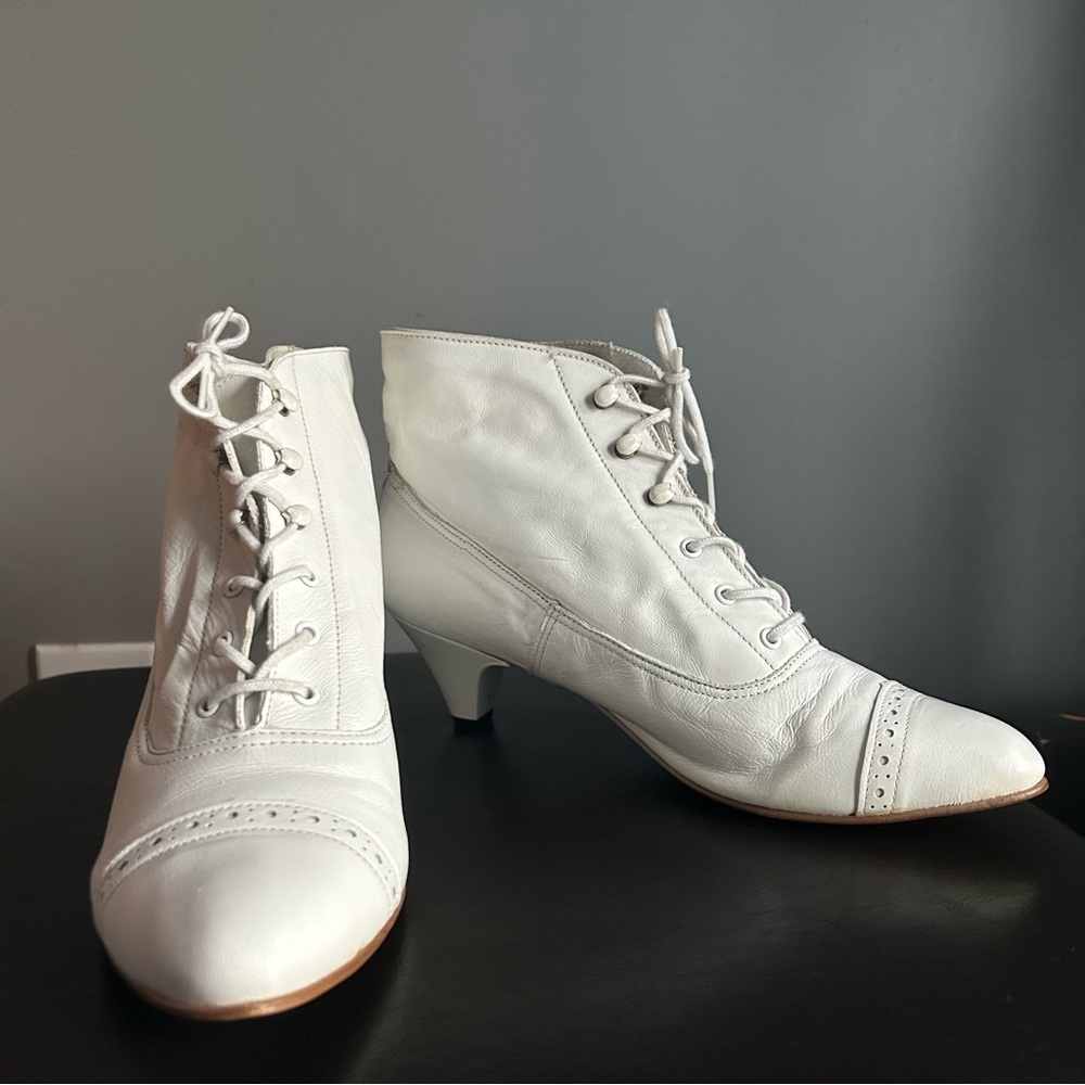 Cougar White Leather Vintage Kitten Heel Lace Up Ankle Boots